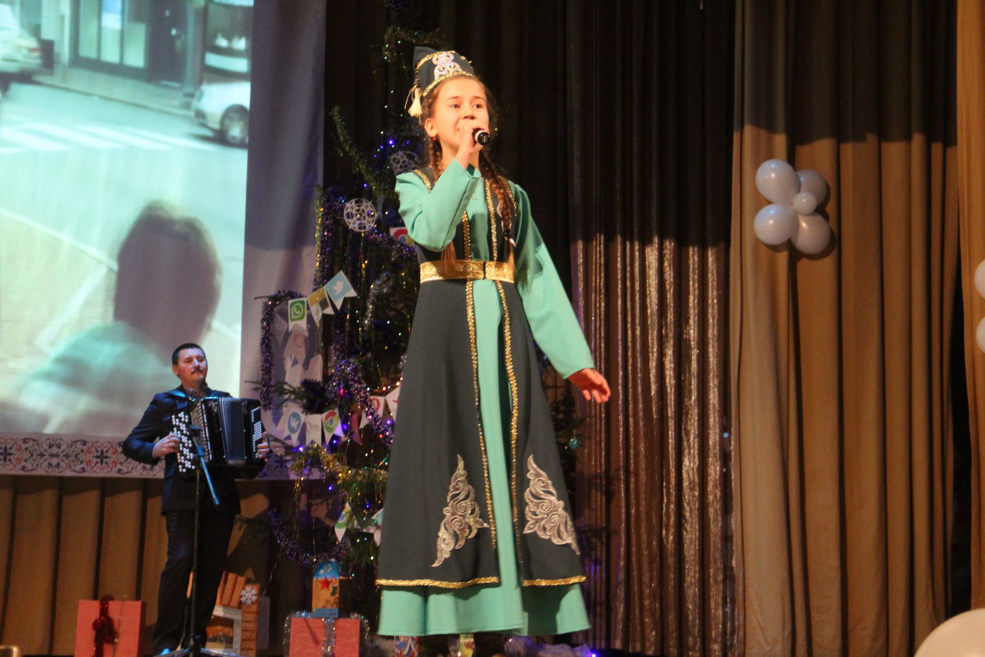 Многодетным семьям мамадышского района вручили новогодние подарки