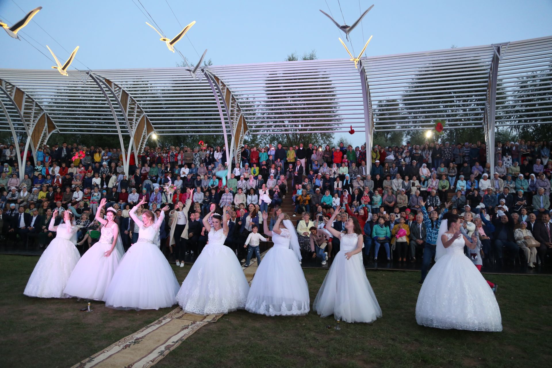 В День города в Мамадыше прошел парад молодожен и незабываемый флеш-моб  от женихов и невест