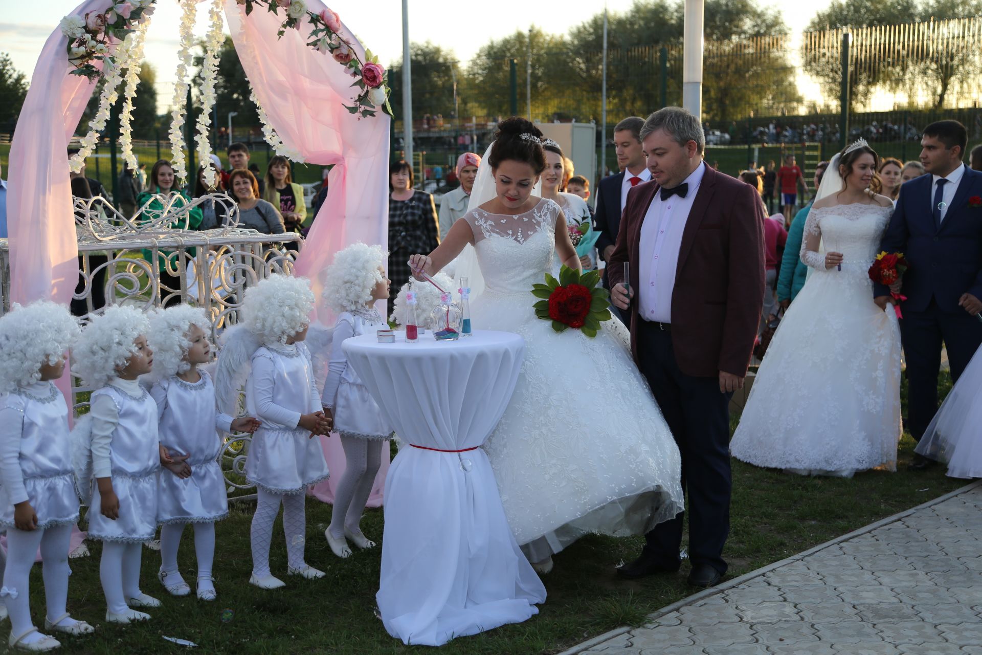 В День города в Мамадыше прошел парад молодожен и незабываемый флеш-моб  от женихов и невест