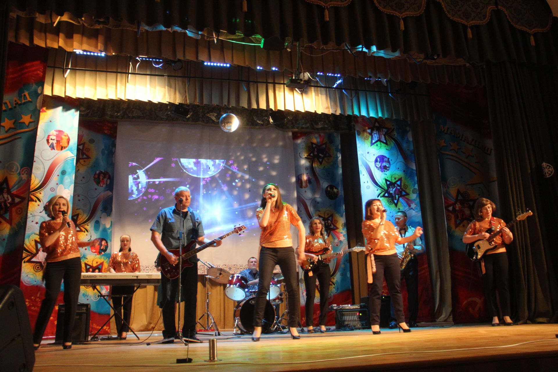 Вчера на главной сцене района состоялось очередное представление в рамках фестиваля «Звездопад»