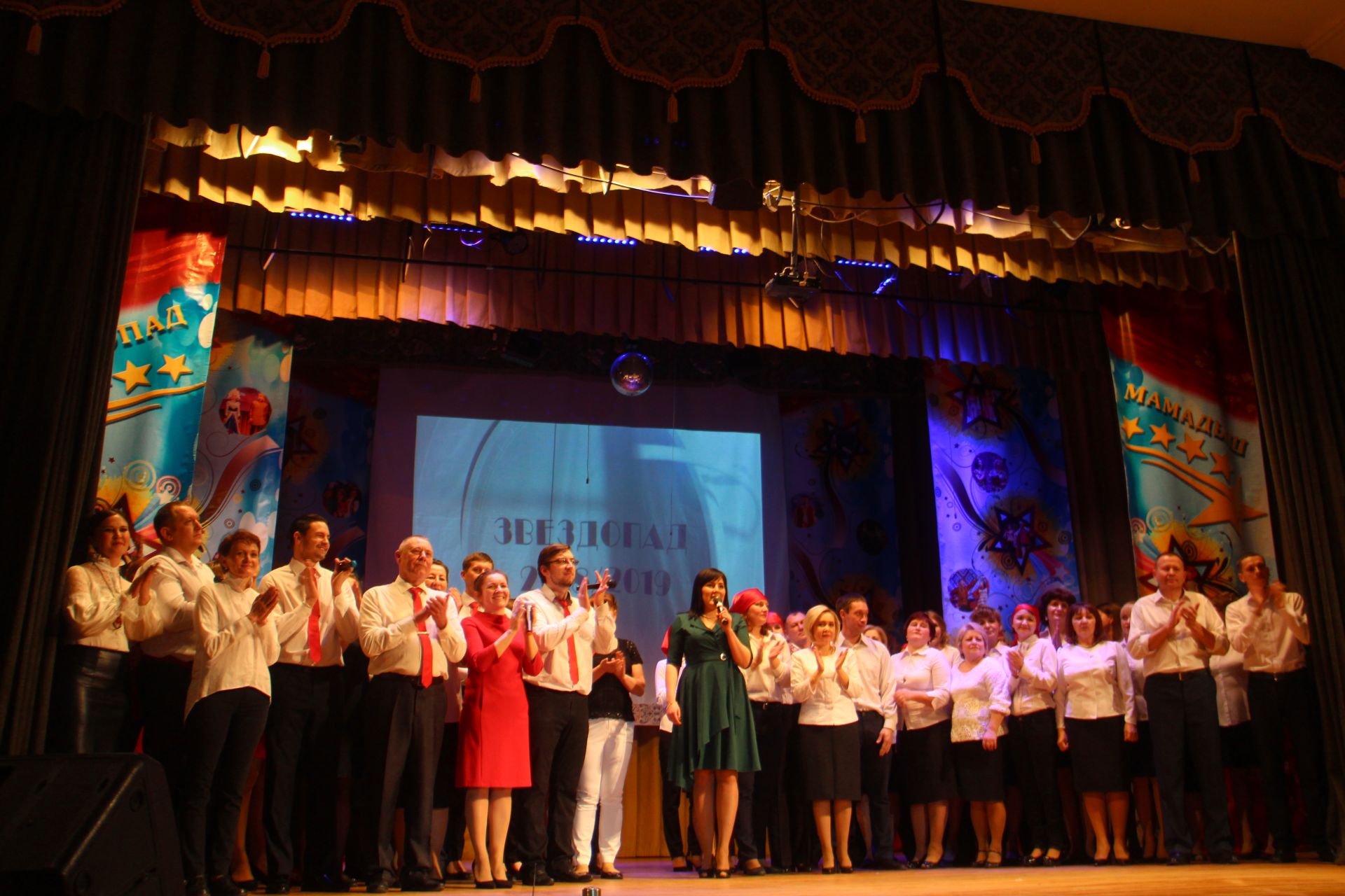 Вчера на главной сцене района состоялось очередное представление в рамках фестиваля «Звездопад»