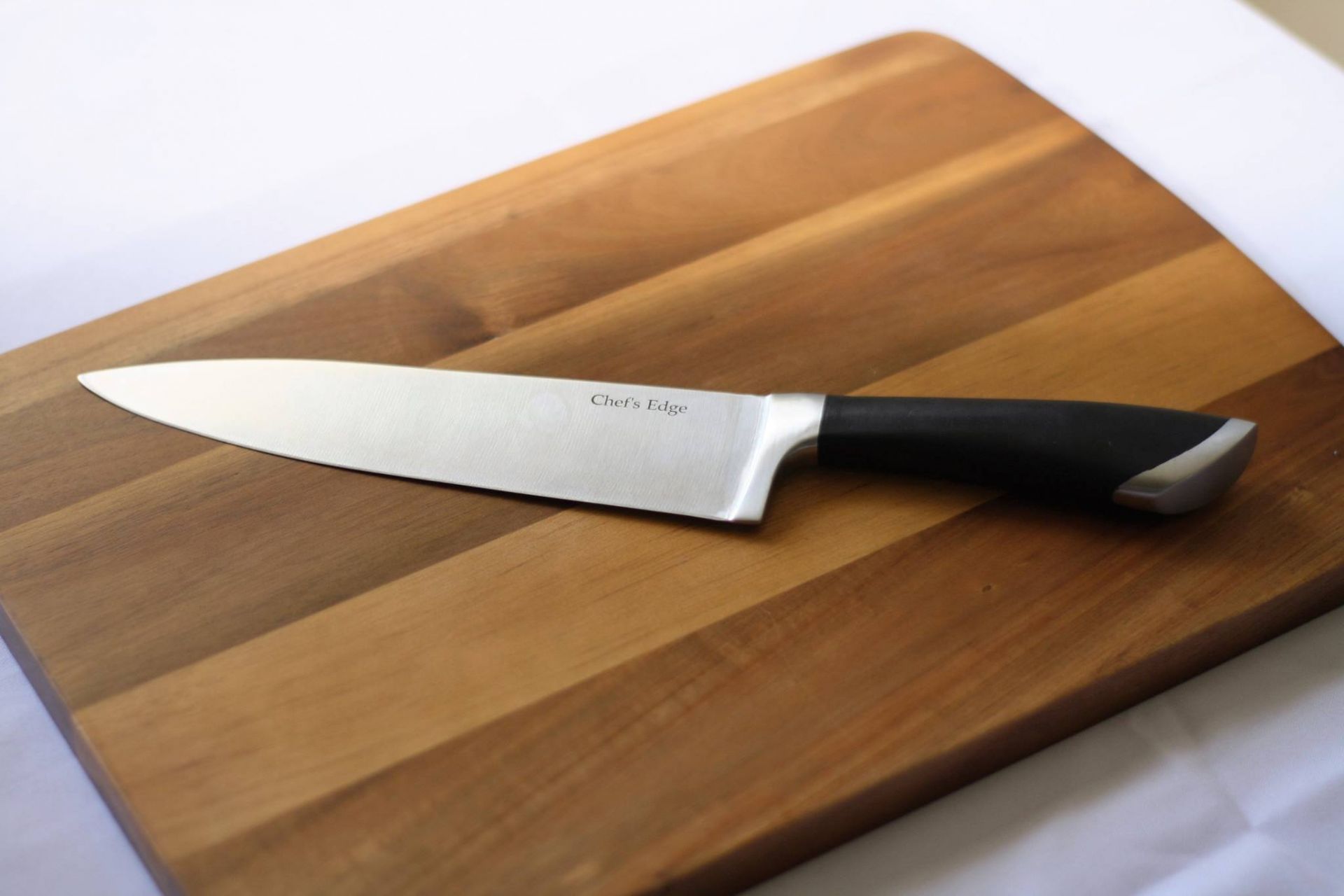 Кухонный нож на столе