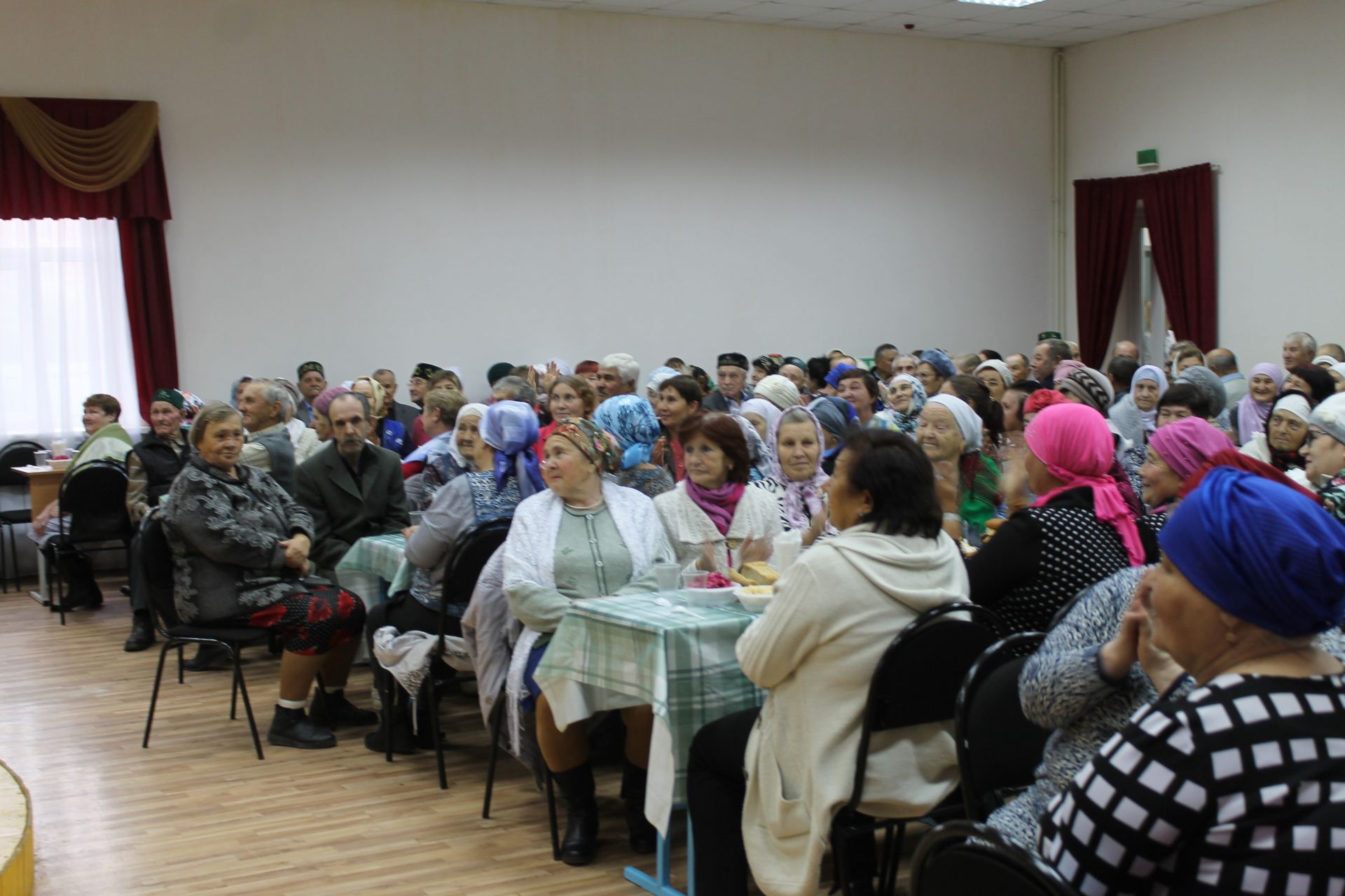 Почти 300 мамадышских пенсионеров продегустировали праздничные торты