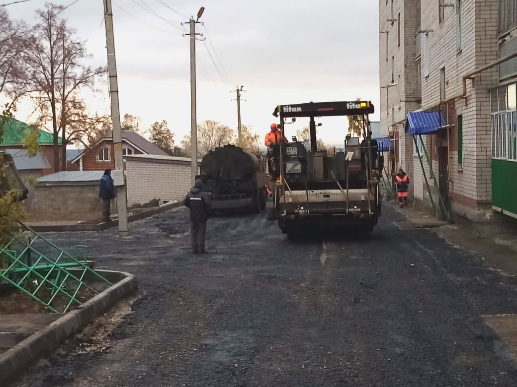 В Мамадыше асфальтируют двор многоквартирного дома