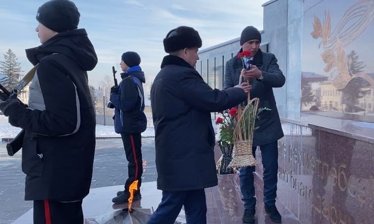 К Вечному огню в Мамадыше возложили цветы в День неизвестного солдата