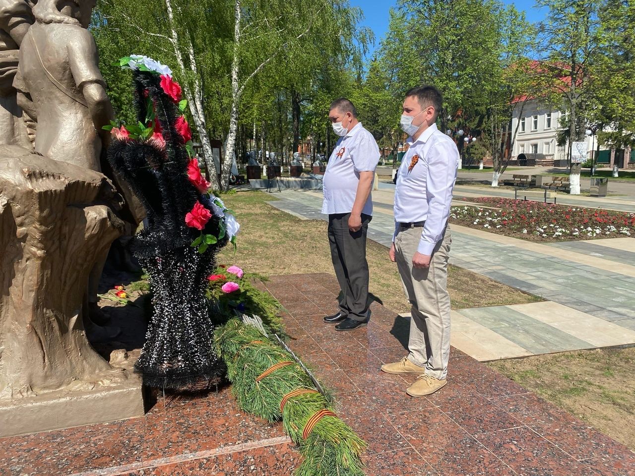 В День Победы к памятникам Мамадыша возлагают венки