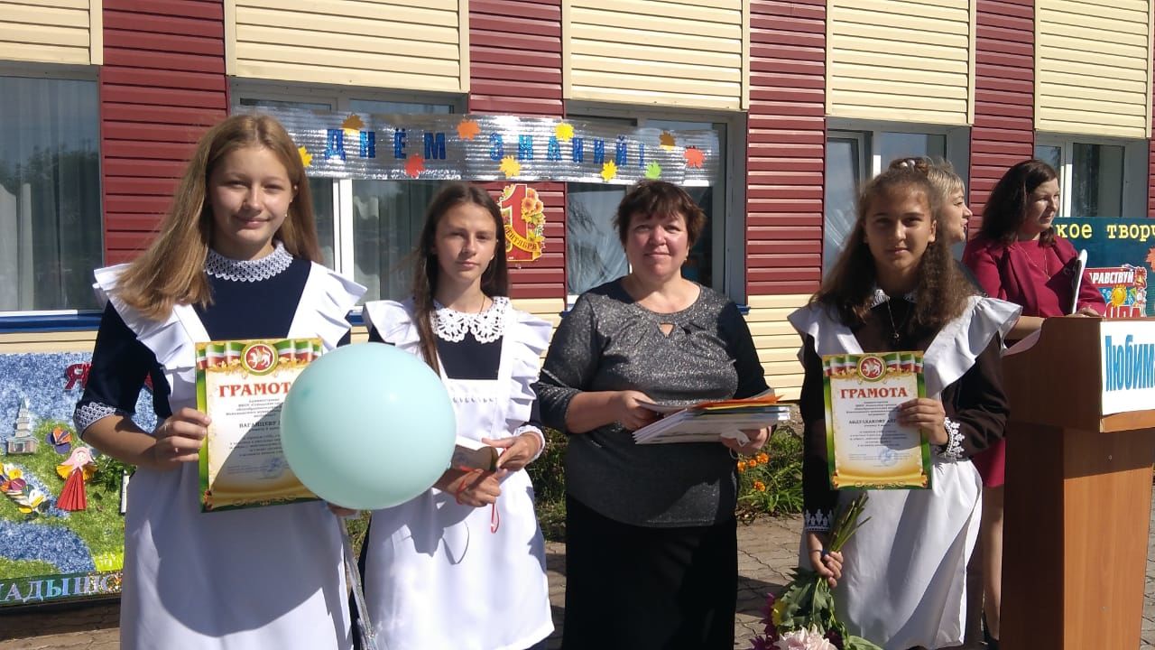 Линейка в Соколках прошла по сказочному сценарию: дети одолели «коронавирус»