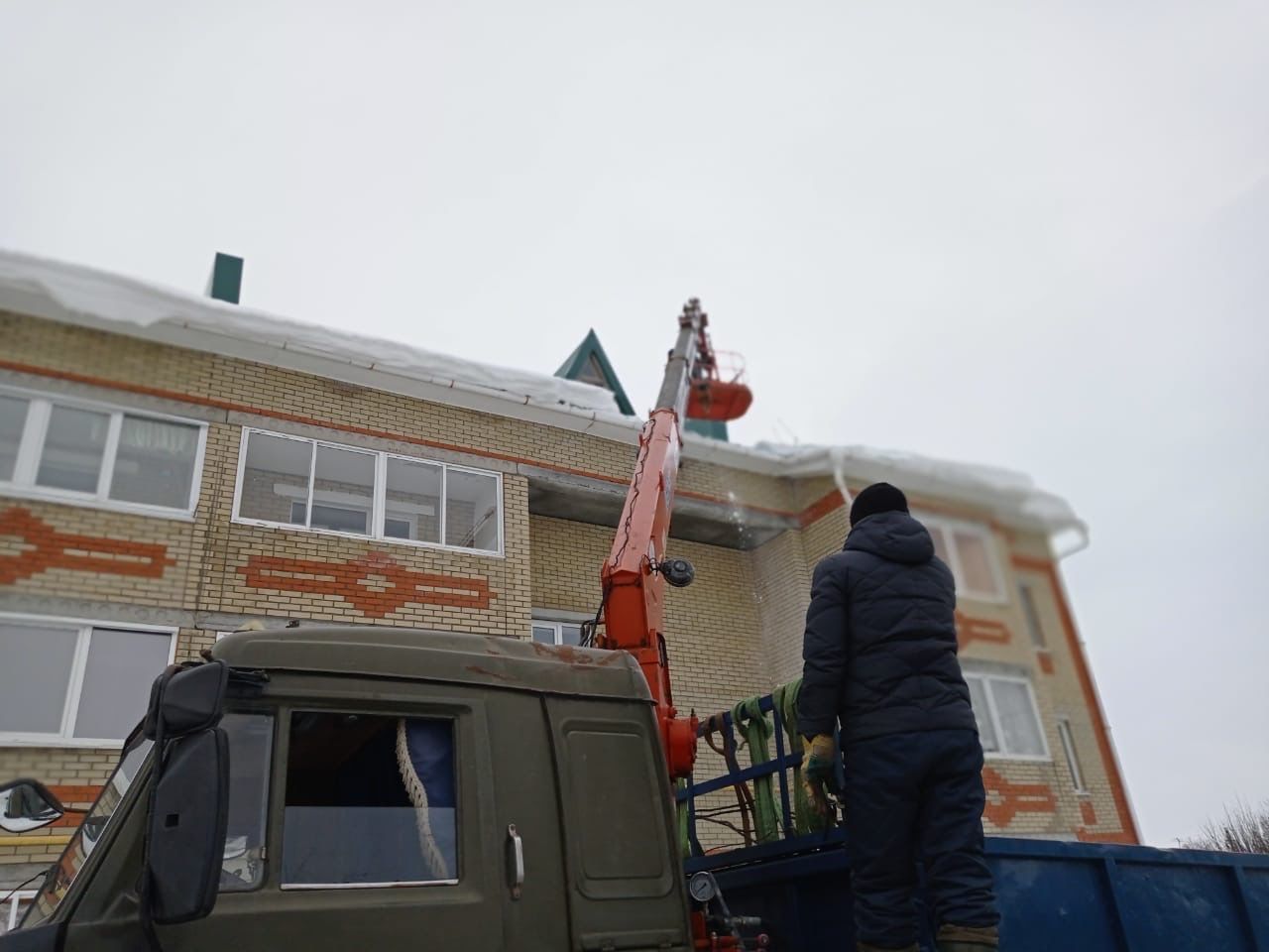 В Мамадыше начали чистить крыши многоквартирных домов от снега и льда