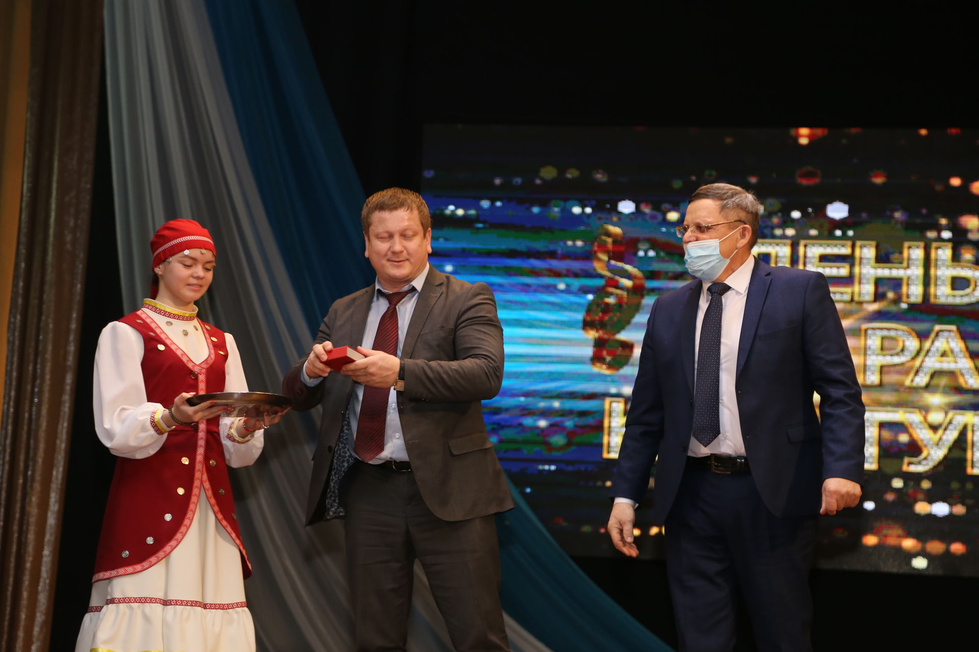 Работников культуры района наградили памятным знаком «100 лет образования Татарской АССР»