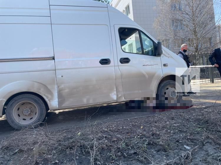 Момент смертельного наезда на юношу у медколледжа в Казани попал на видео