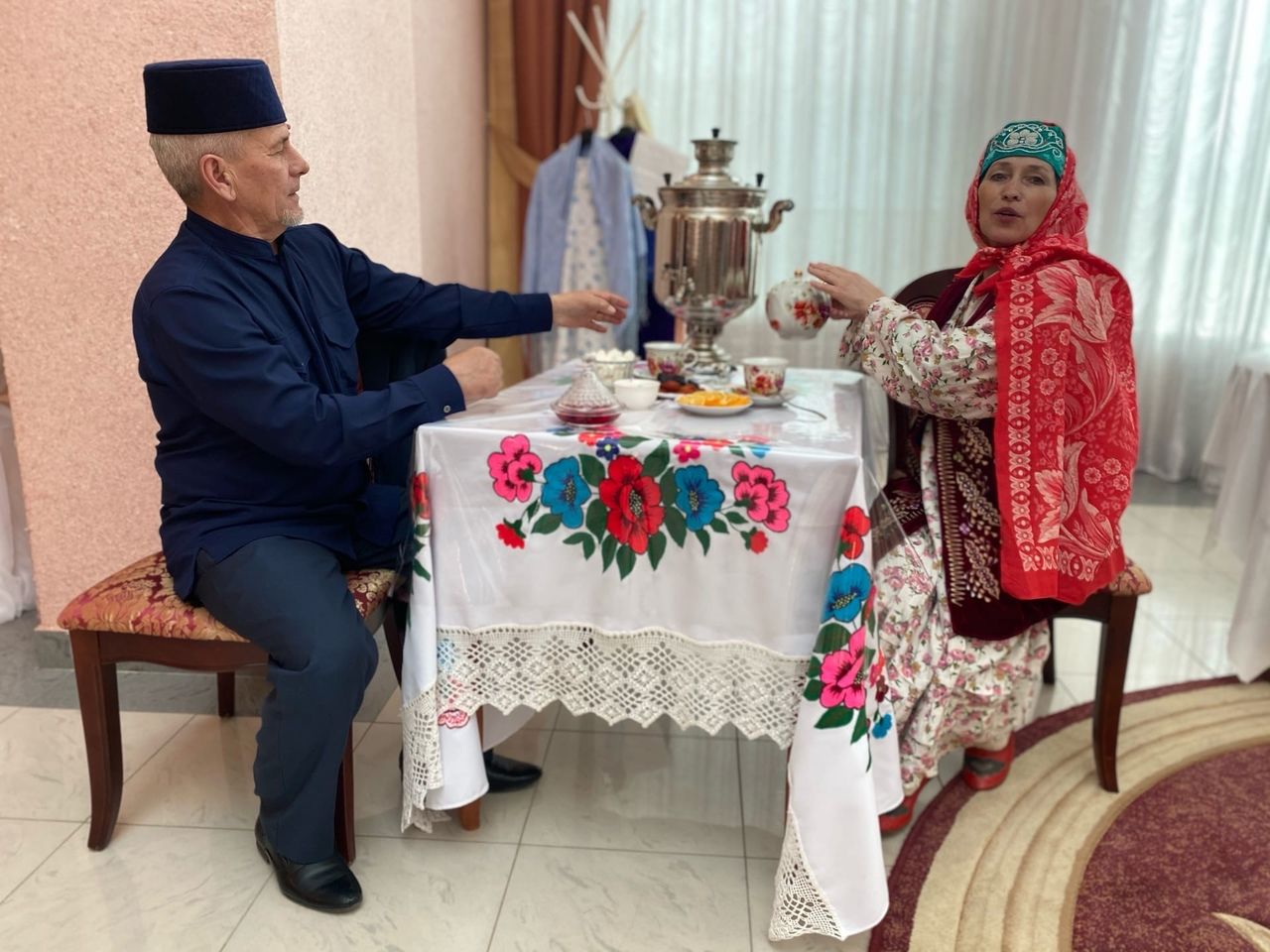 Мамадышская невеста устроила в ЗАГСе девичник по татарским традициям