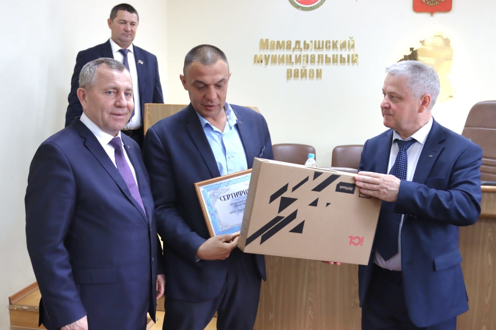 Школы Мамадышского района получили ноутбуки в подарок от Ак Барс Банка