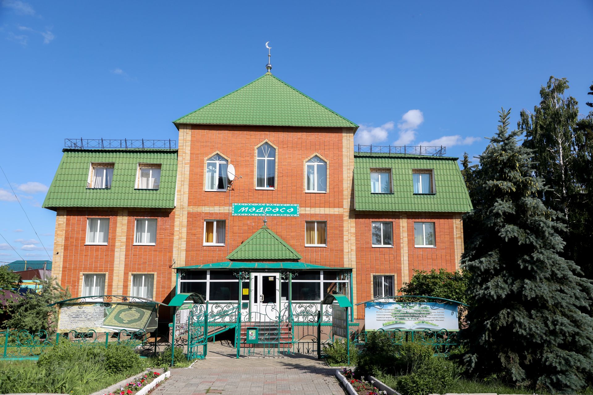 В Мамадыше на благотворительные средства ремонтируют здание медресе