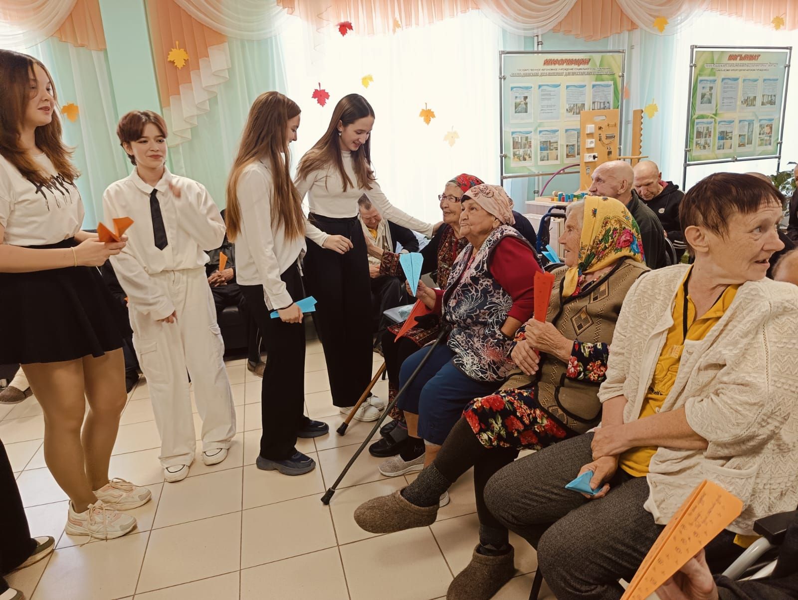 Волонтеры Добро.центра поздравили жителей дома-интерната с Днем пожилых