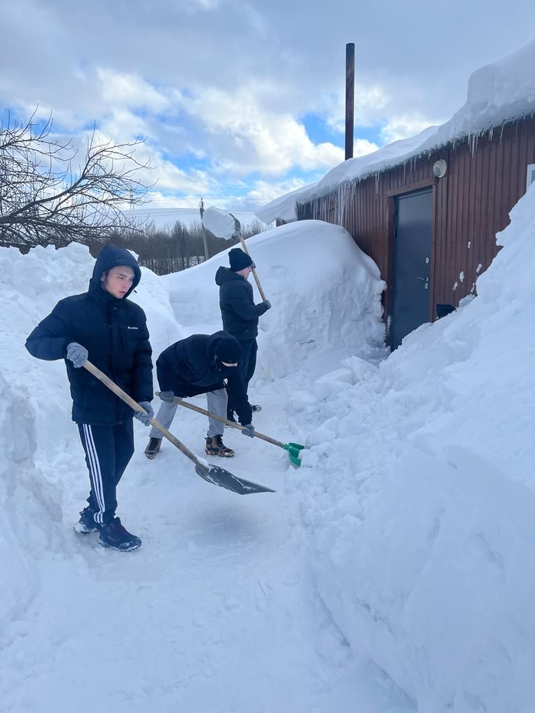 В «борьбе» со снегом помогают волонтеры