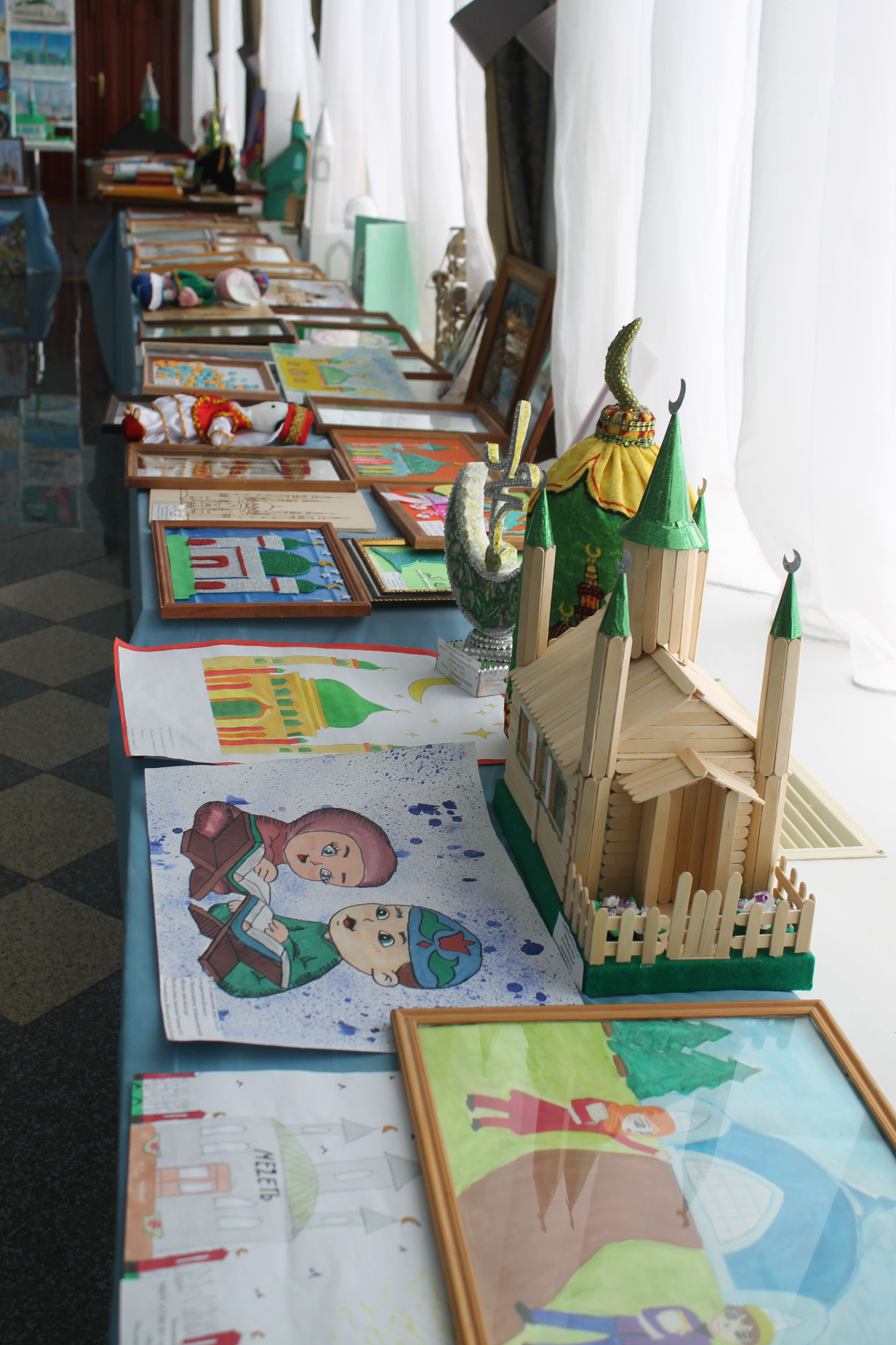 В районном Доме культуры организовали выставку участников фестиваля "Возрождение-Янарыш"