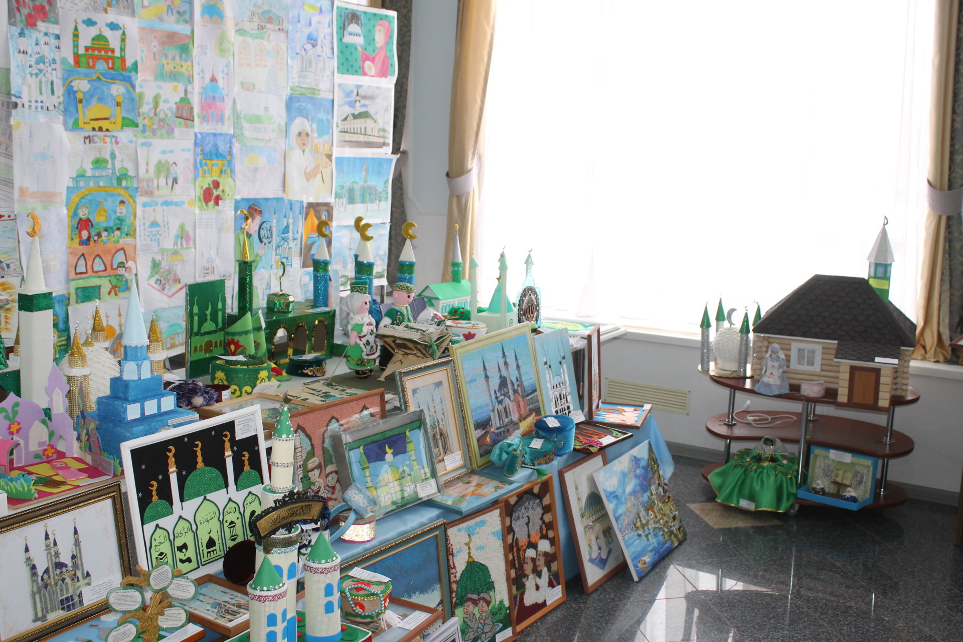 В районном Доме культуры организовали выставку участников фестиваля "Возрождение-Янарыш"