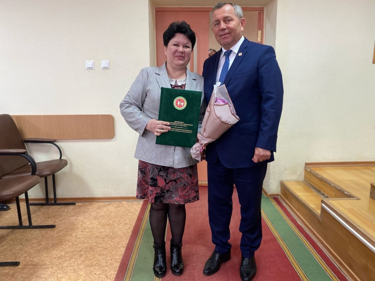 Анатолий Иванов вручил награды разного уровня муниципальным служащим района