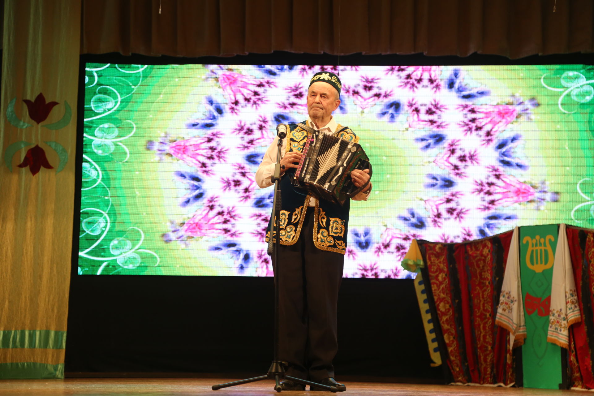 На сцене районного Дома культуры прошел конкурс гармонистов, посвящённый памяти Зуфара Закирова