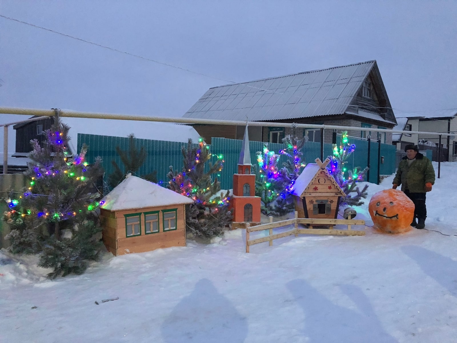 Житель Мамадышского района устроил ёлку для 30 местных ребят