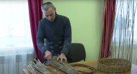 Красоту создает из ничего: житель Мамадышского района занимается плетением корзин из ивовых прутьев