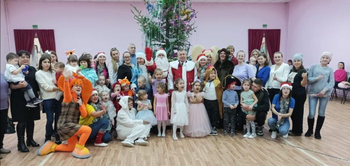 Глава Мамадышского района в образе Деда Мороза поздравил детей военнослужащих с Новым годом