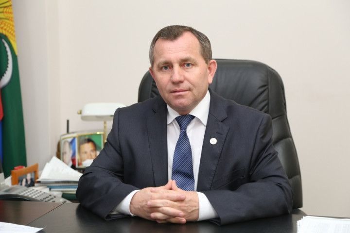 Глава района Анатолий Иванов поздравляет работников сельского хозяйства и перерабатывающей промышленности