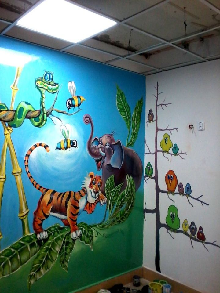 Мамадышский художник разрисовал стены детской поликлиники