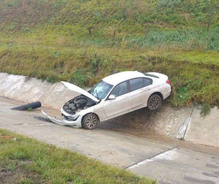 В Мамадышском районе BMW вылетел в кювет после столкновения с тягачом