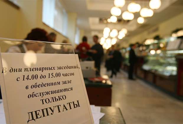 Депутат показал цены столовой Госдумы