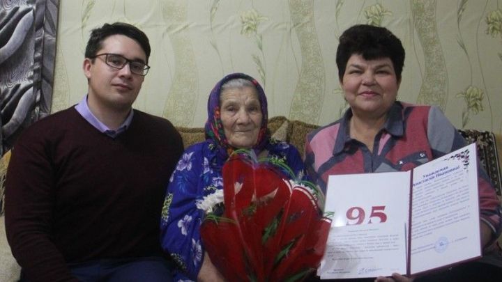 Анастасия Ивановна Коробова принимает поздравления с 95-летним юбилеем