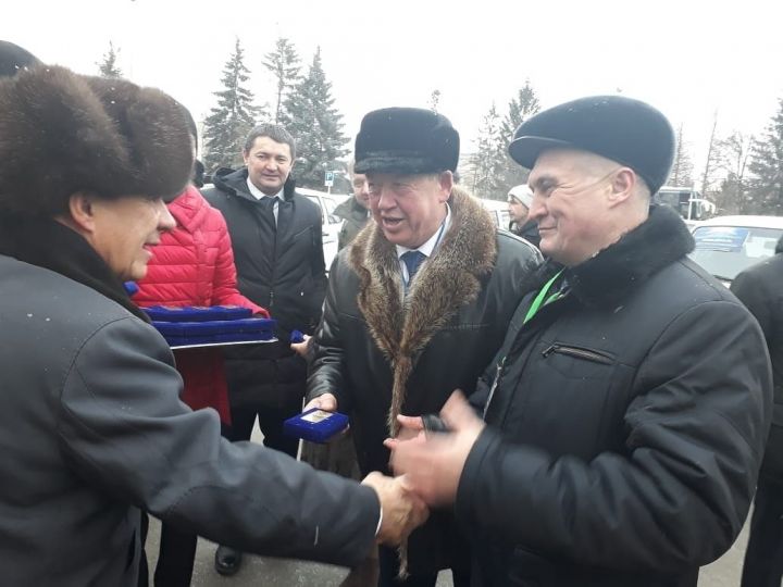 Подарок на Новый год: Президент Татарстана вручил ключи от автобуса главному педагогу Мамадышского района