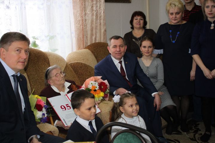Жительницу Мамадыша с 95-летним юбилеем поздравил первый заместитель Премьер-министра РТ