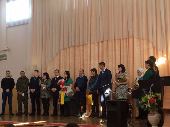 Глава района Анатолий Иванов поздравил многодетных мам Мамадыша с праздником