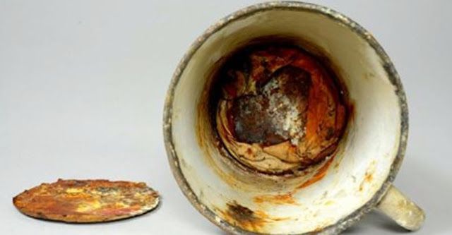 70 лет эта кружка стояла в музее Освенцима. У неё нашли двойное дно, а под ним — спрятанное сокровище