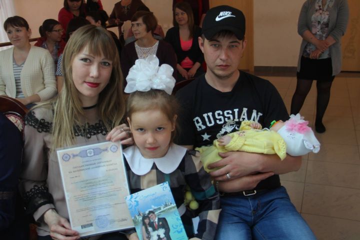 В День семьи в Мамадышском районе состоялось вручение материнских сертификатов