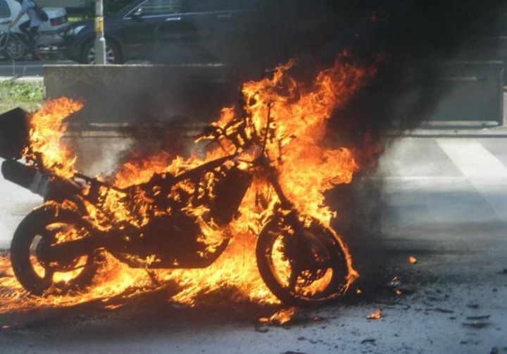 В Казани мужчина поджег мотоцикл