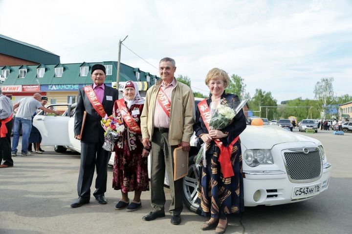 Мамадышским юбилярам совместной жизни подали белоснежный лимузин