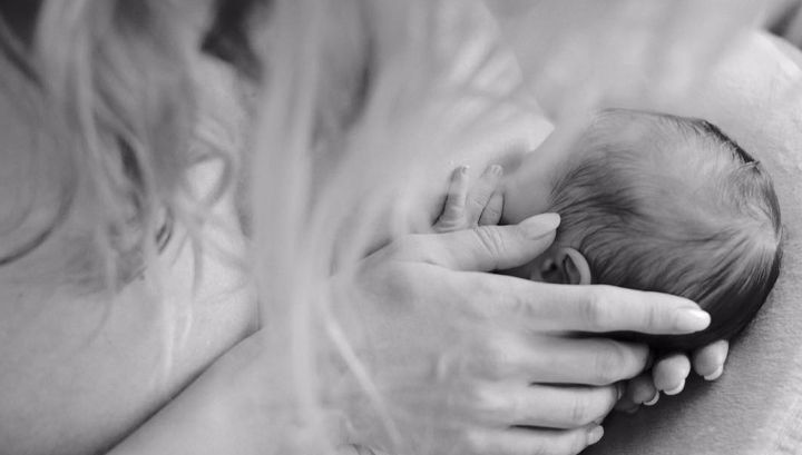 Светлана Лобода показала грудь с новорожденной дочкой