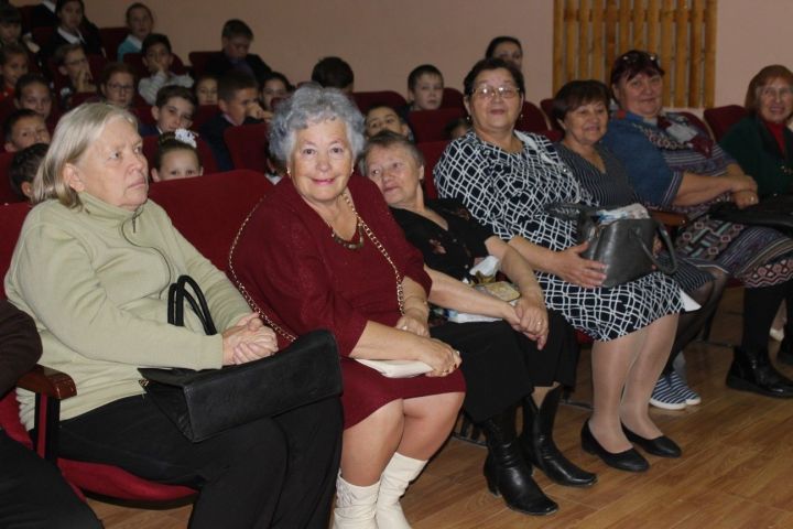 Мамадышские школьники поздравили ветеранов педагогического труда