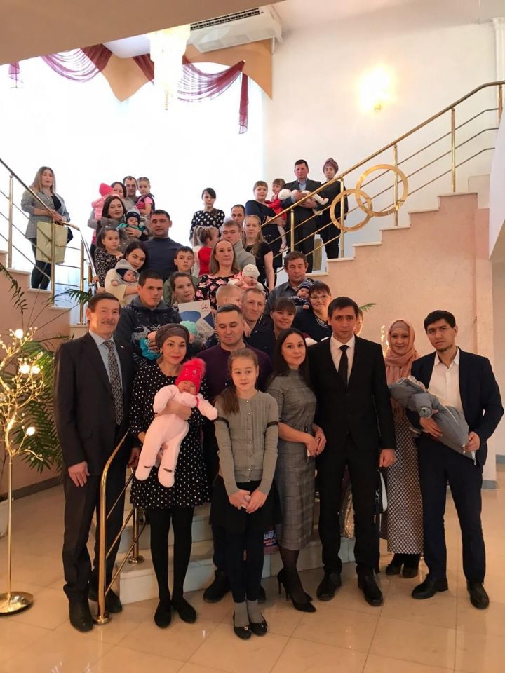 Во Дворце бракосочетаний Мамадышского района сегодня прошло торжественное вручение сертификатов на материнский капитал