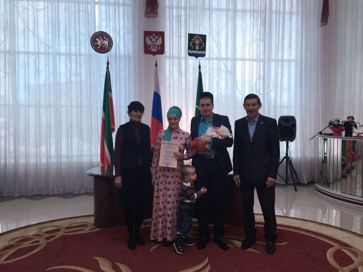 В преддверии праздника мамадыщцам вручили первые сертификаты на материнский капитал 2019 года