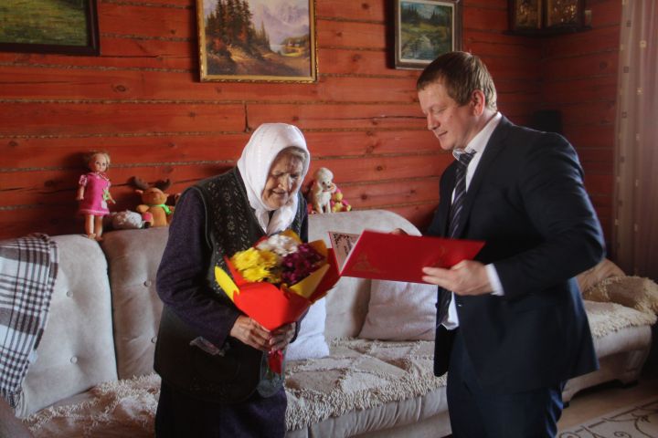 В Мамадыше поздравили с 90-летием труженицу тыла