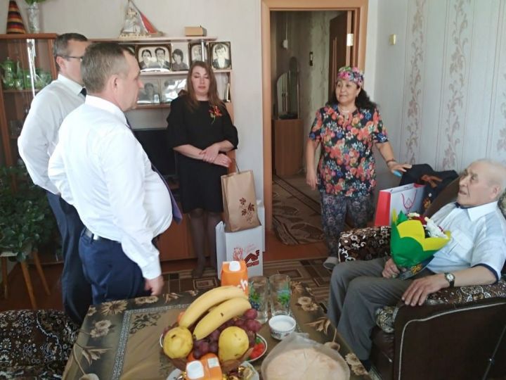 В День Победы глава Мамадышского района навестил ветерана Великой Отечественной войны Галимуллу Набиуллина