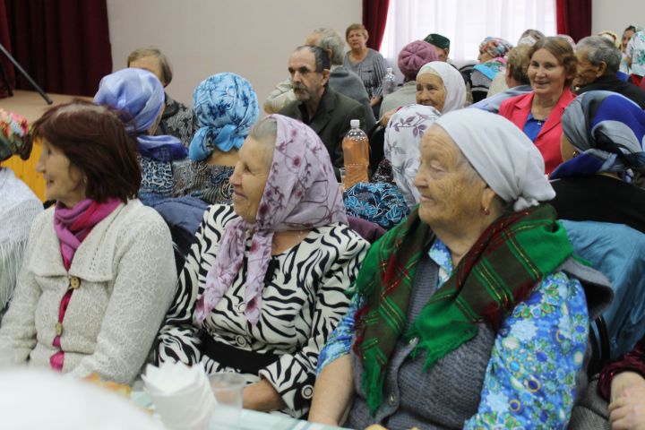 Почти 300 мамадышских пенсионеров продегустировали праздничные торты