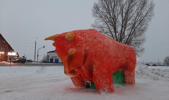 В Татарстане соорудили снежную фигуру быка высотой более 4 метров