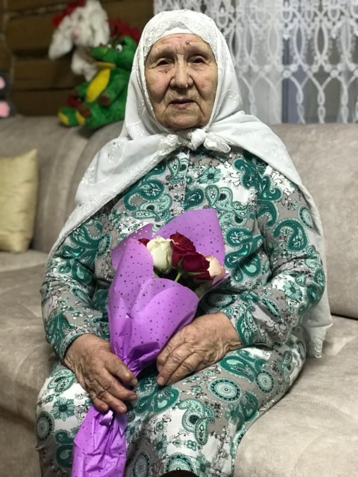Фахринур Галеева принимает поздравления с 90-летним юбилеем