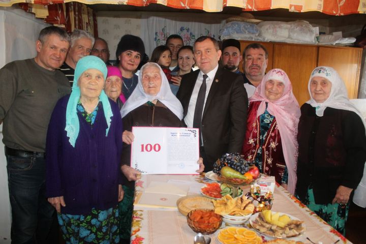 Сарбаш авылында яшәүче Саҗидә Җиһанша кызы Хәкимова 100 яшен тутырды