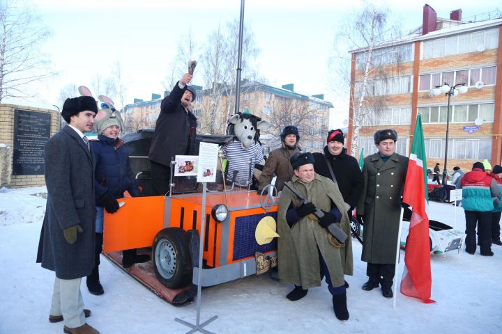 Владимир Ленин с командой готовятся спуститься с ледяной горки SUNNYФЕСТ