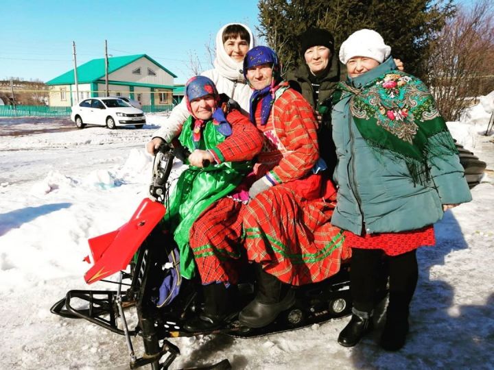 Жители Комаровки отправили зиму на "заслуженный отдых"